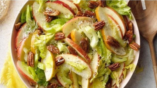 Салат из груш, яблок, сельдерея с ароматной заправкой: свежесть в каждом кусочке