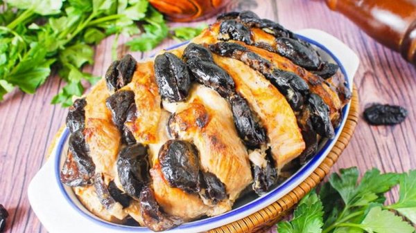 Запеченная свиная вырезка с черносливом в духовке: рецепт праздничного блюда