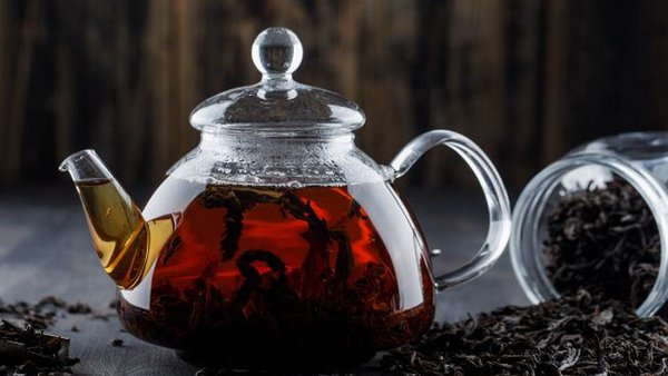 Необычные способы использования черного чая в быту: полезные лайфхаки