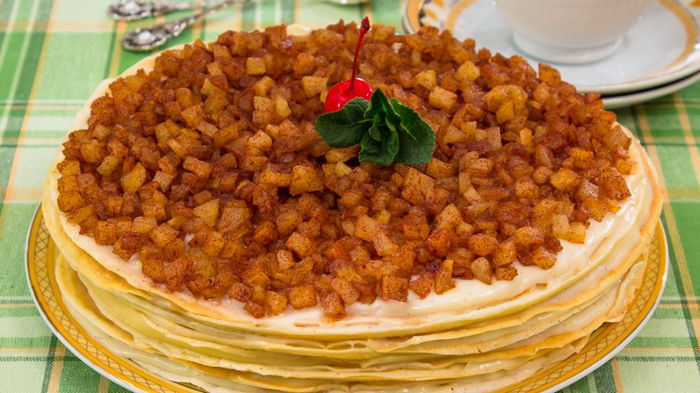 Блинный торт с заварным кремом и яблоками: изысканный десерт из доступных продуктов