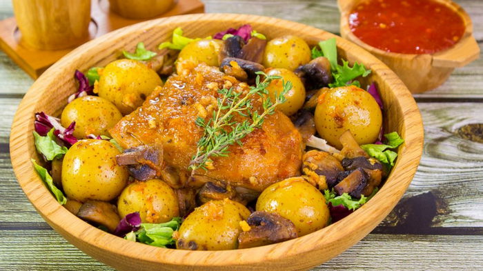 Жаркое с курицей, грибами и картофелем: простой рецепт ароматного и сытного блюда