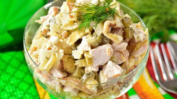 Вкусное блюдо на ужин: рецепт салата с курицей