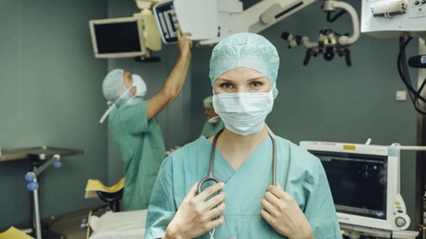 Почему хирурги не носят белые халаты: вы ни за что не догадаетесь