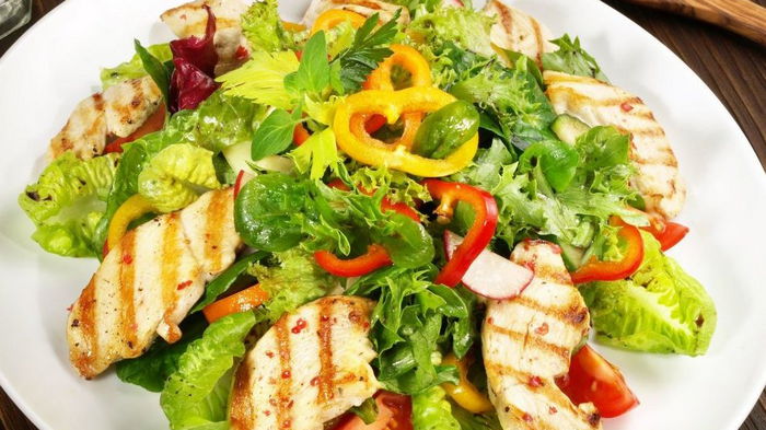 Салат с куриным филе и овощами: рецепт полезного блюда