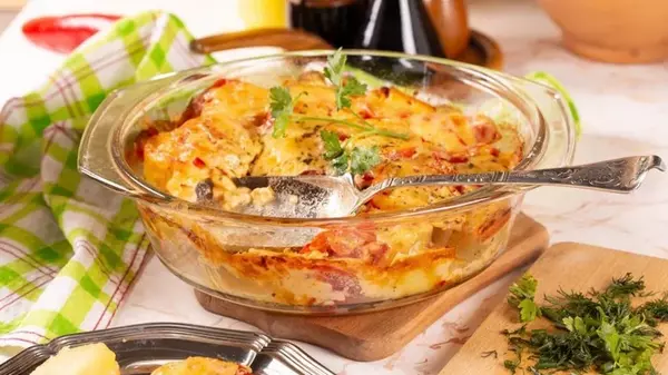 Картофель, запеченный с сосисками, помидорами и сыром: рецепт