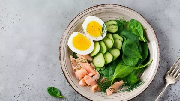 Салат с семгой, яйцом и огурцами: рецепт эффектной закуски