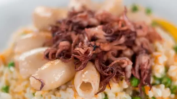 Салат с кальмарами: эффектная закуска для праздничного застолья
