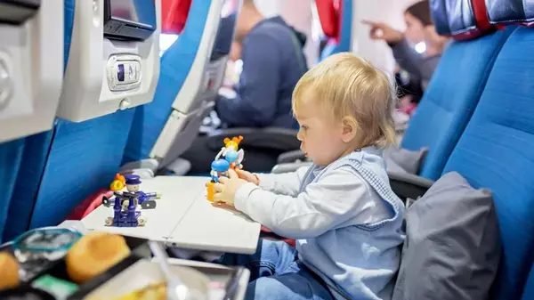 Авиапассажирам рассказали, каких мест стоит избегать, чтобы не сидеть рядом с детьми