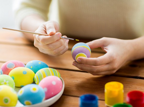 Чем и как покрасить яйца на Пасху