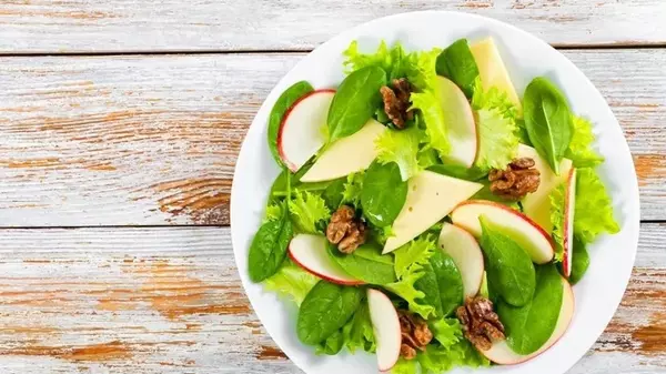 Салат с сыром, яблоками и орехами: быстрый рецепт