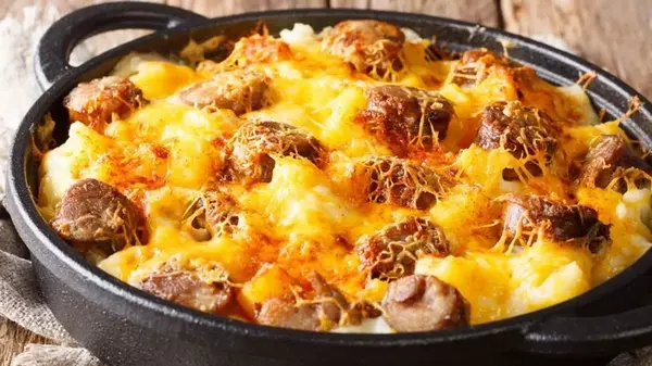 Картофельная запеканка с сосисками и сыром в духовке: очень быстрый рецепт
