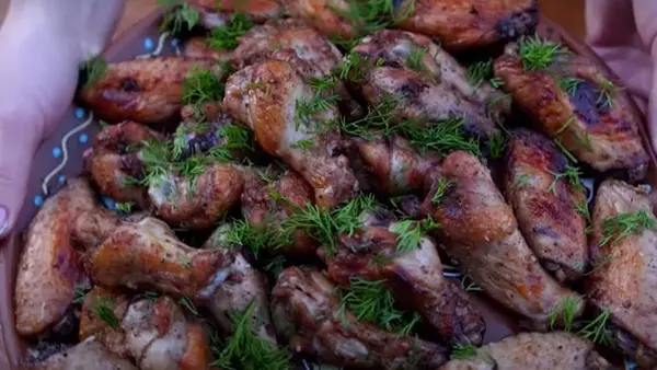 Куриные крылышки в медовом соусе: невероятно вкусный рецепт (видео)