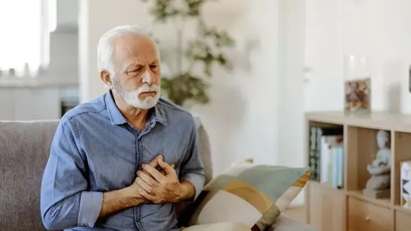 Как болит сердце перед инфарктом: врач назвал четкие признаки