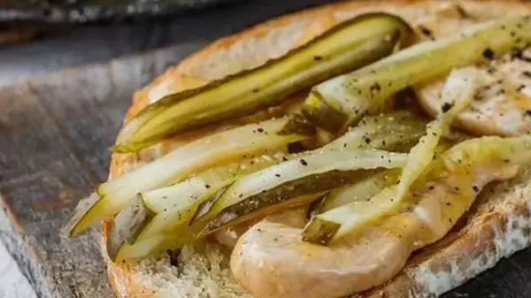 Изысканно и вкусно: рецепт бутербродов с курицей и соусом на завт...