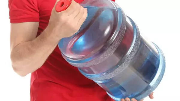 Как отмыть бутылку от зеленого налета и можно ли пить воду из нее: вы точно не знали
