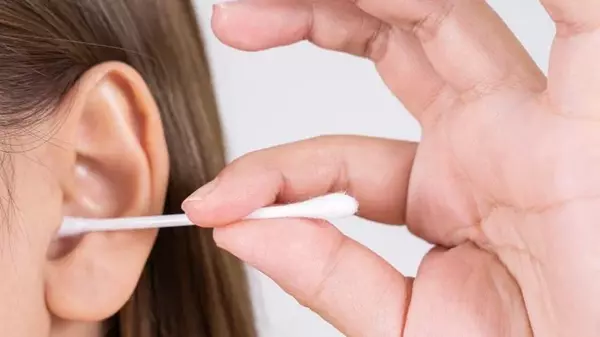 Ушная сера: можно ли чистить уши ватными палочками
