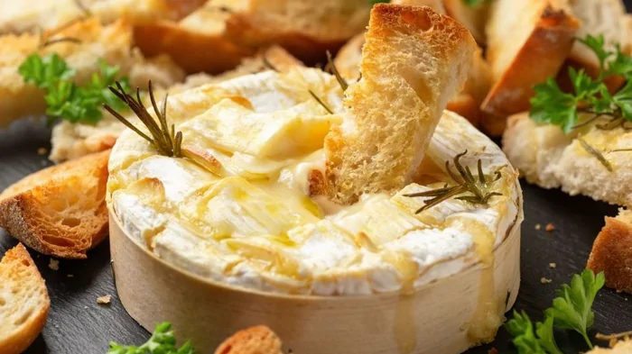 Запеченный сыр «Камамбер» с багетом: рецепт для красивого ужина