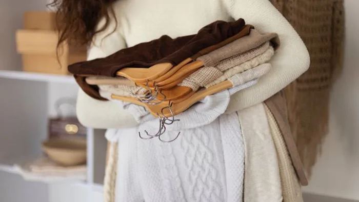Как хранить зимнюю одежду: 3 лайфхака, чтобы вещи не занимали место