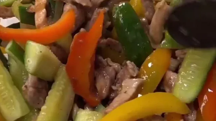 Салат со свининой и огурцами по-азиатски: как приготовить оригинальное блюдо