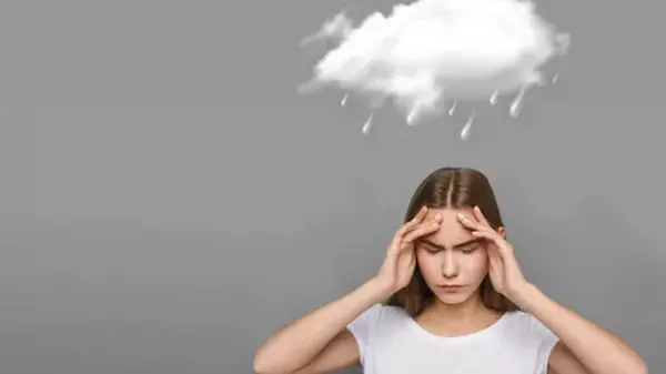 Голова болит на изменение погоды: почему это происходит и как себе помочь
