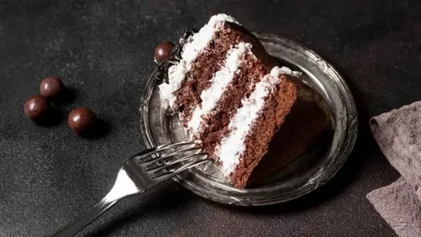 Шоколадный торт за 30 минут: рецепт пышного десерта в микроволнов...