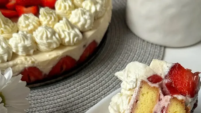 Клубничный торт: рецепт десерта, который тает во рту