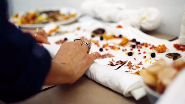 Как сделать принт на одежде из натуральных цветов: очень интересный лайфхак