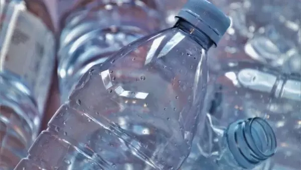 Вода из пластиковых бутылок опасна для здоровья: эксперт назвала главную угрозу