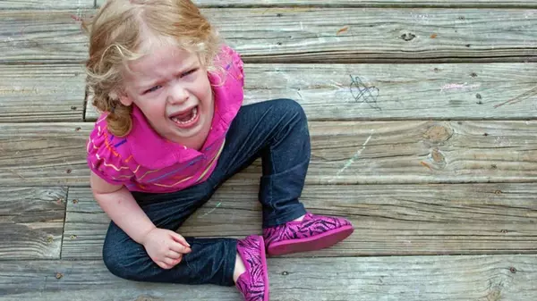 Как унять детскую истерику, что сказать ребенку, который кричит и плачет: полезный лайфхак