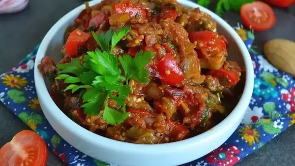 Салат с запеченными баклажанами: простой рецепт вкусного блюда