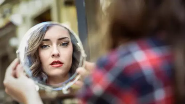Почему нельзя делать селфи с зеркалом: 8 примет о фотографиях