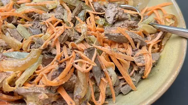 Сытно и бюджетно: рецепт салата с куриной печенью и морковью