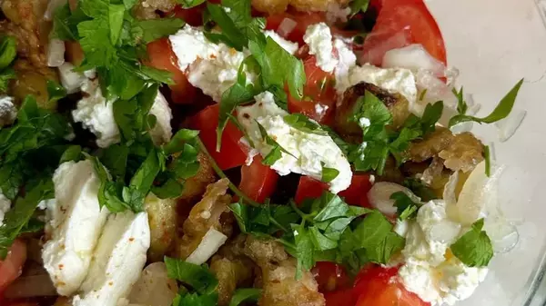 Салат с баклажанами: рецепт сезонного блюда с пикантным вкусом
