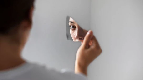 Когда нельзя смотреть в зеркало, чтобы не навлечь горе и беду? Что говорят суеверия