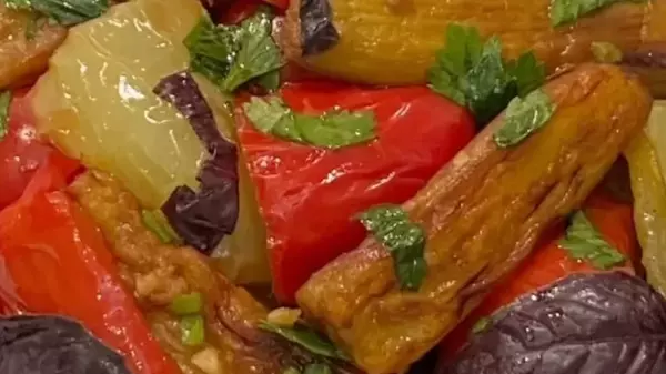 Салат с баклажанами и перцем: как приготовить вкусное сезонное бл...