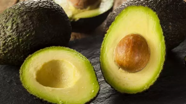 Как сохранить остатки авокадо: четыре полезных лайфхака