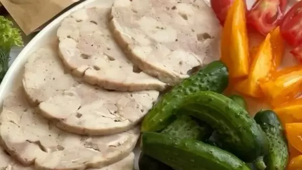 Куриный рулет: рецепт очень вкусного мясного блюда в домашних усл...