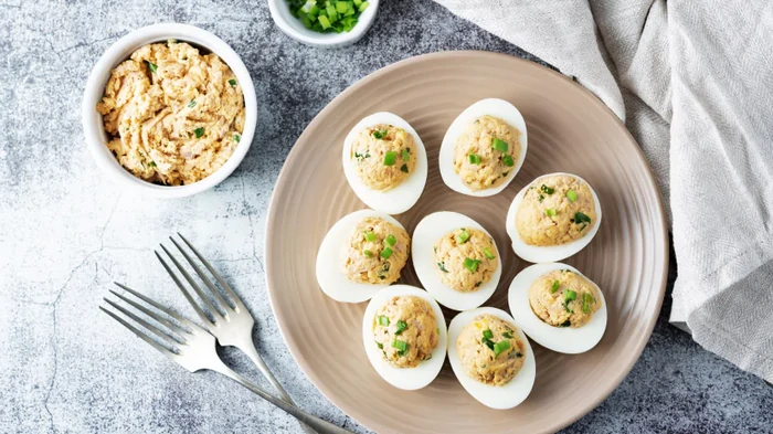 Яйца, фаршированные печенью трески: рецепт вкусной фуршетной закуски