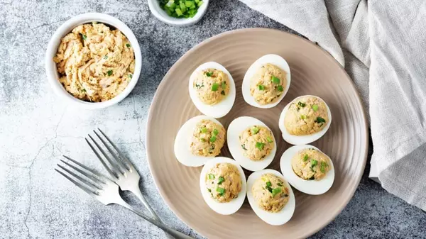 Яйца, фаршированные печенью трески: рецепт вкусной фуршетной заку...