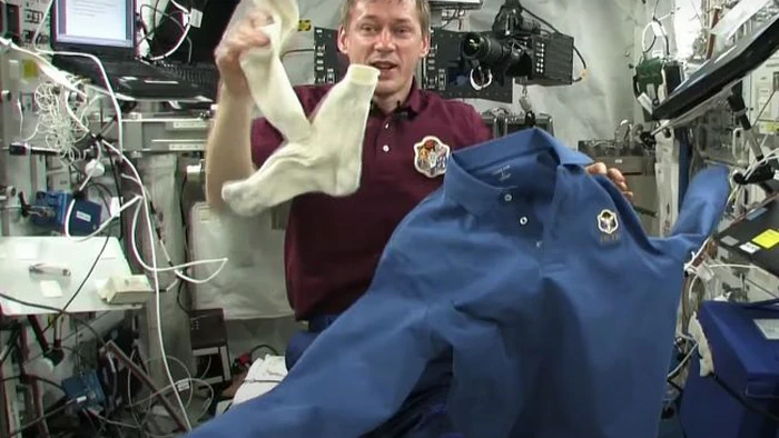 Куда космонавты девают грязные носки и как стирают одежду на орбите