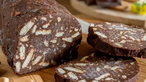 Вкусно как в детстве: рецепт сладкой шоколадной колбаски