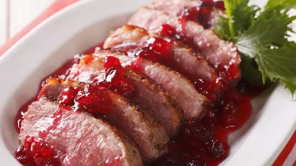 Утиное магре на яблочной подушке с ягодным соусом: оригинальный рецепт