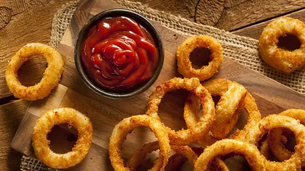 Как приготовить хрустящие луковые кольца: очень простой «вирусный» рецепт