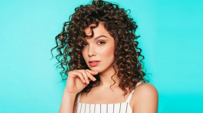 Почему ваши волосы плохо держат кудри: 7 распространенных причин