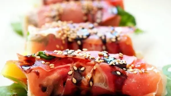 Рулеты из прошутто и бурраты: рецепт идеальной закуски к вину