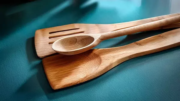 Кухонный лайфхак: как освежить деревянные лопатки и ложки