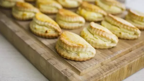 Приятный способ хорошо начать день: рецепт сочников с творогом на завтрак