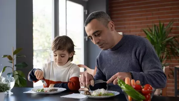 Синдром чистой тарелки: к чему приводит, когда не можешь оставить еду