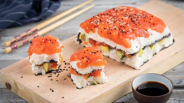 Как быстро и легко приготовить суши-торт с помощью пакета из-под молока