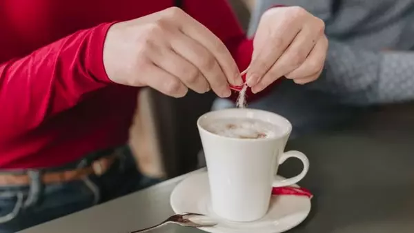 Вы каждый день добавляете это в напитки. Назван продукт, вызывающий сильный голод